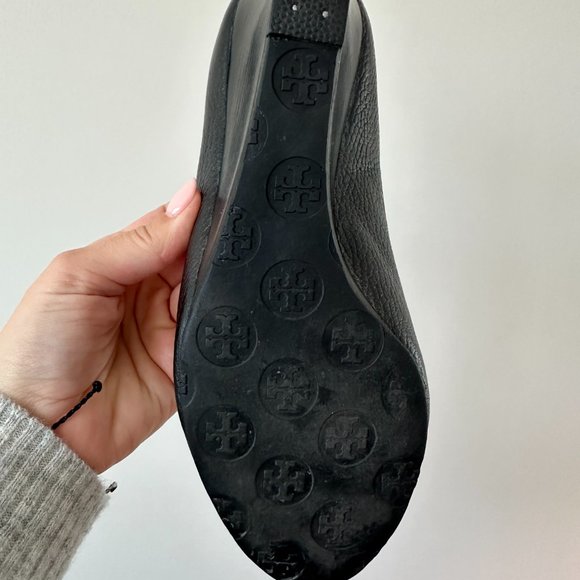 Tory Burch Black Pebbled Leather Logo Medallion Peep-Toe Wedge Heel Pumps 8.5 - Picture 3 of 4